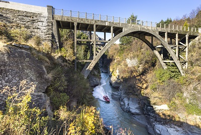 19 Tage Faszination Neuseeland - Mietwagenrundreise 2023-2024-16674_queenstown_shotver_under_bridge.jpg